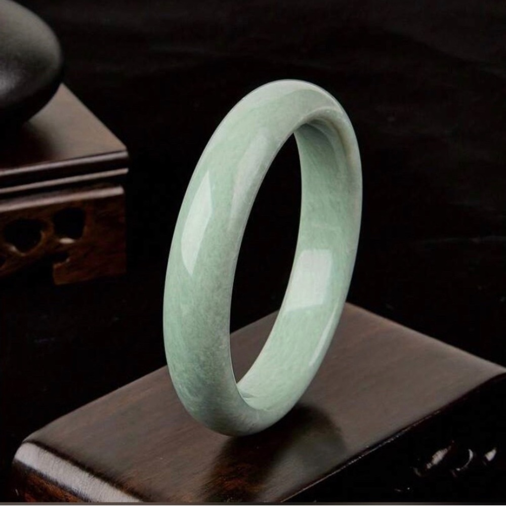 New never worn item. Color is light green jade. Authentic Jade. Diameter 5.7 cm